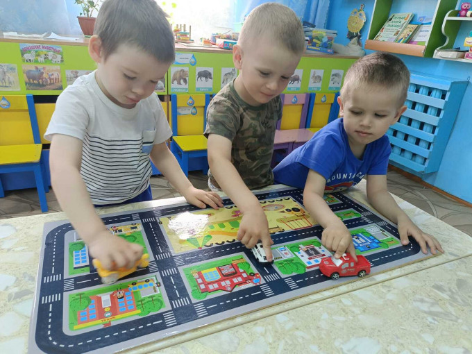 Наши маленькие водители и пешеходы Наши маленькие водители и пешеходы.